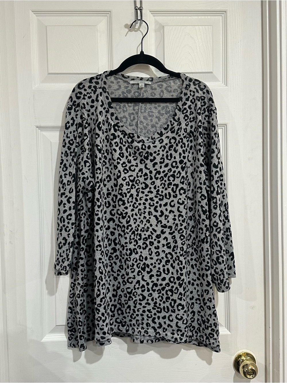 Green Envelope Anthropologie Gray & Black Leopard Print Lightweight Sweater